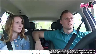 Deutsche Anhalterin fickt Open-air im Auto
