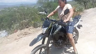 Falla al andar en la moto pero no falla sacando mi polla del pantalón mi vecina. (⁠⁠｡⁠⁠)⁠!