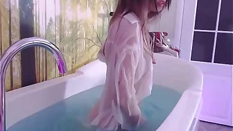 Em gái trong bồn tắm