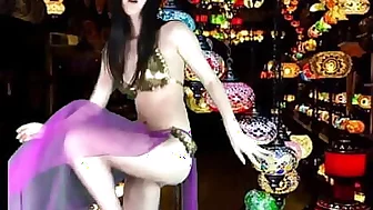 Chinese Belly Dancer Wows Them In Istanbul